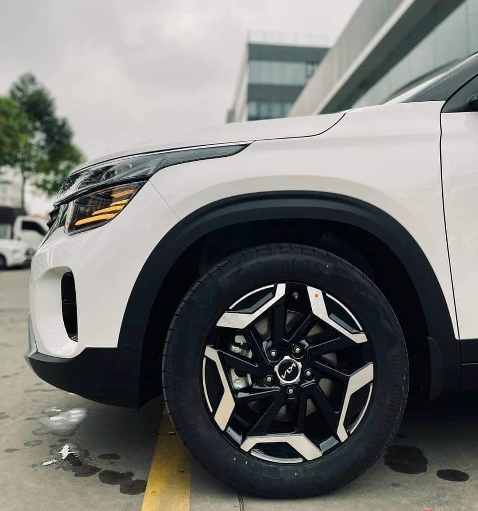 Mâm xe hợp kim 17 inch thiết kế 5 chấu kép trên Kia Seltos