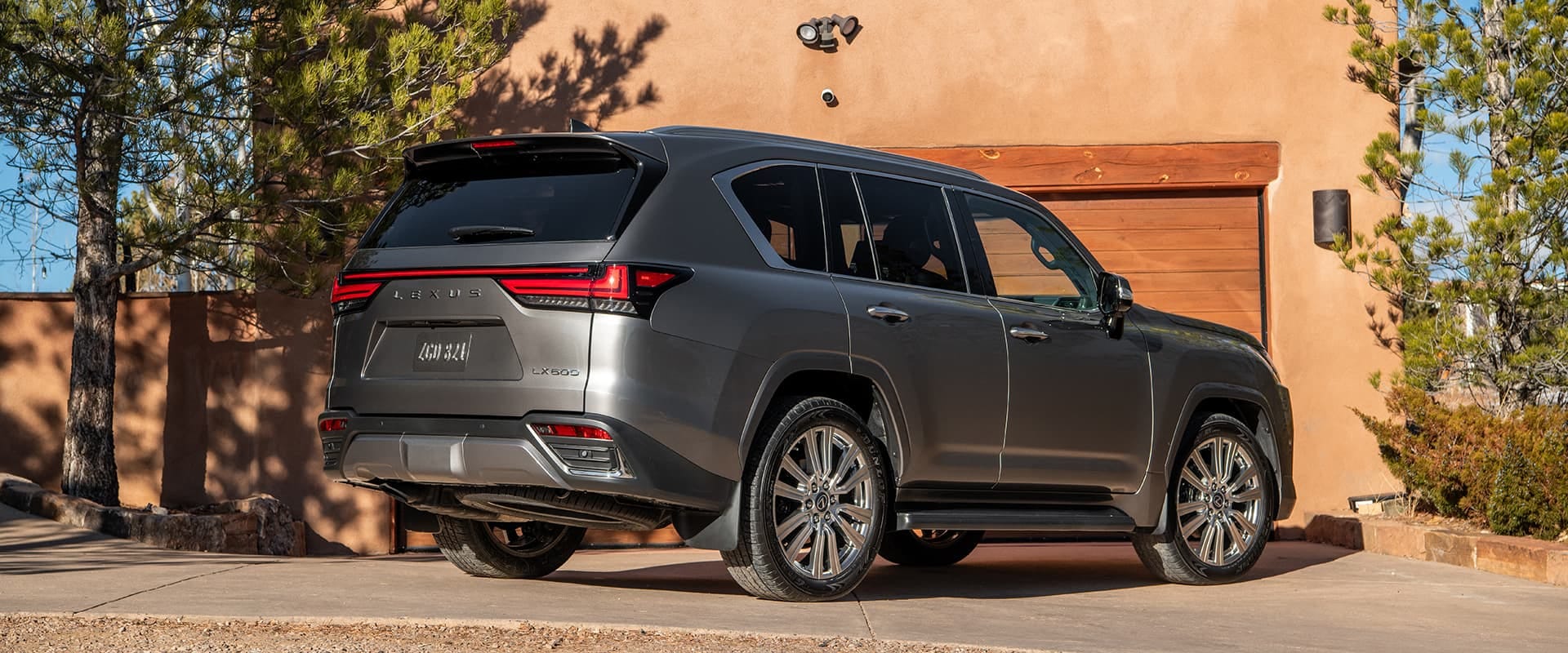 Mâm xe hợp kim 22 inch đa chấu thể thao và sang trọng của Lexus LX600 4 chỗ