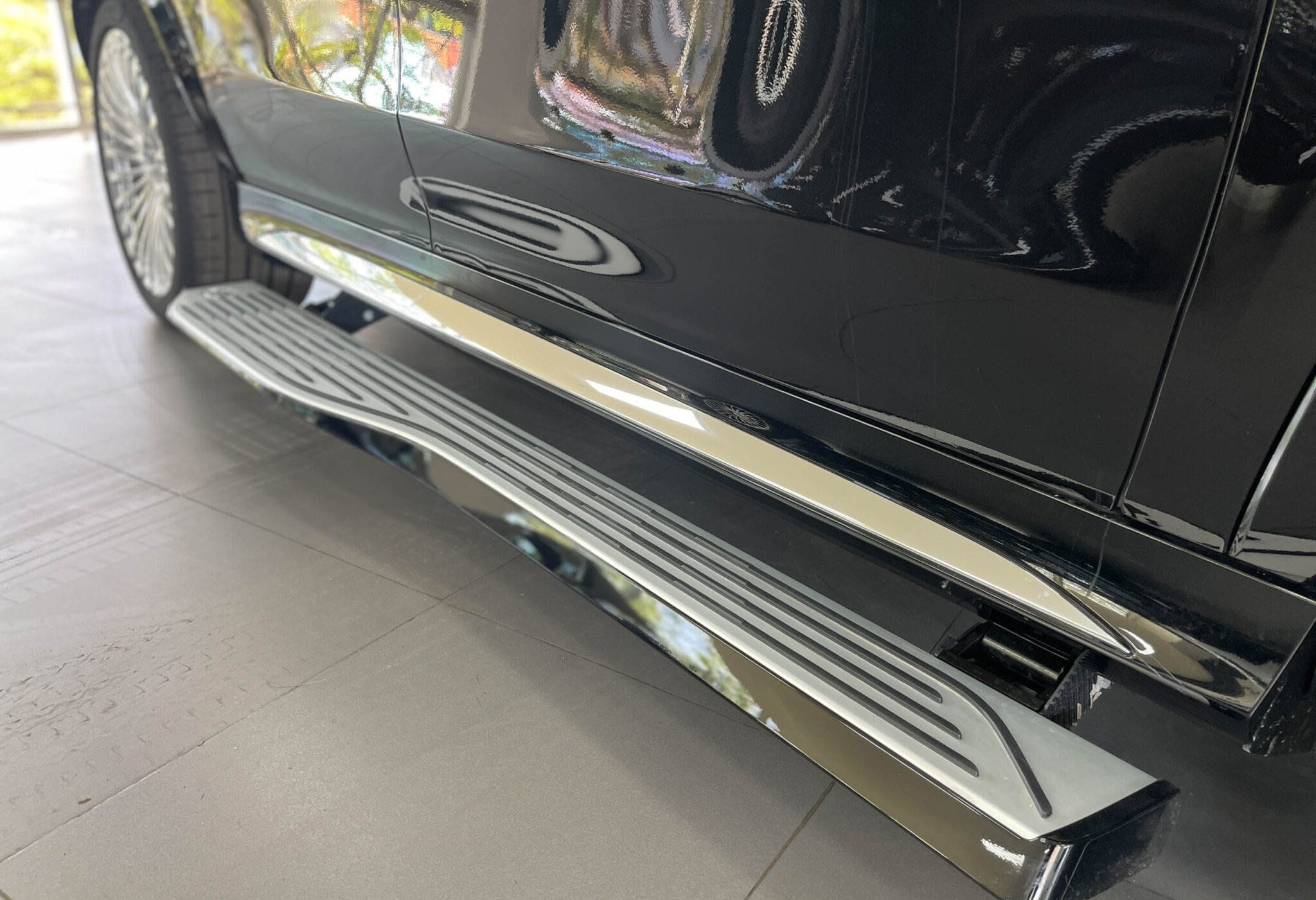 Mâm xe hợp kim 23 inch đa chấu của Maybach GLS 600 cùng bệ bước tự động tiện lợi