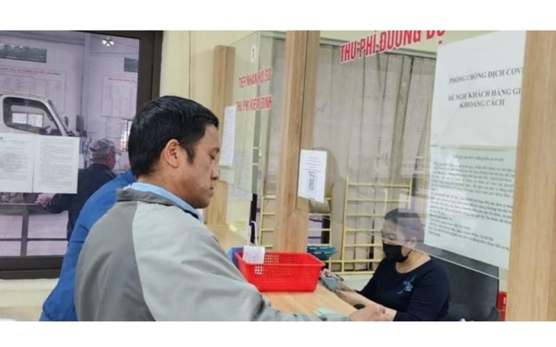 Màn hình điện thoại hiển thị giao diện ứng dụng thanh toán trực tuyến, minh họa tiềm năng đóng phí đường bộ online.