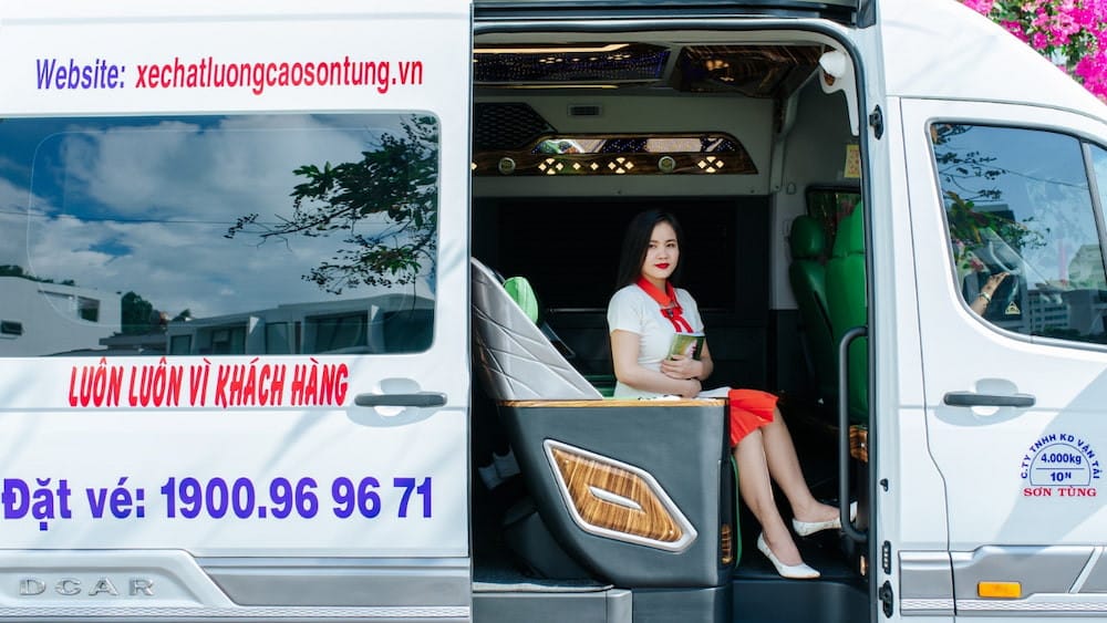 Màn hình điện thoại hiển thị ứng dụng đặt vé xe Sơn Tùng, minh họa các phương thức đặt vé.