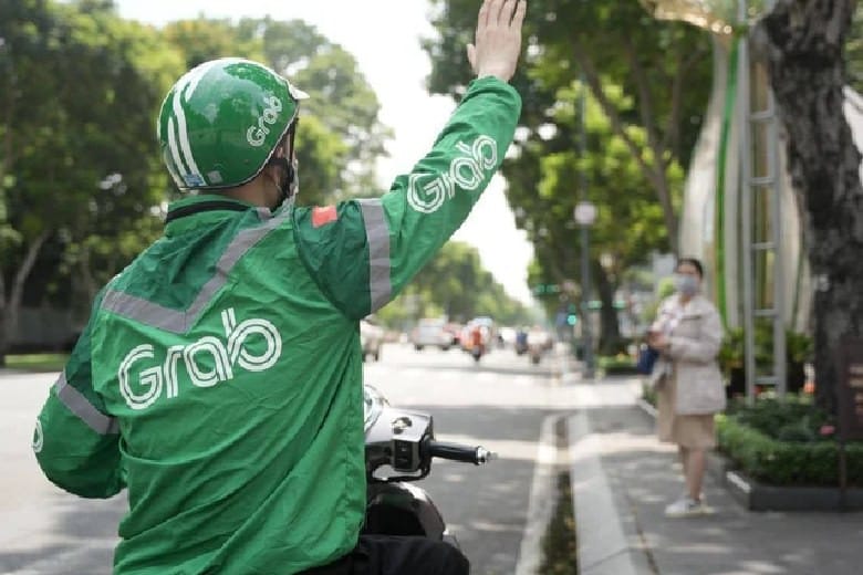 Màn hình điện thoại hiển thị ứng dụng Grab, liên quan đến **đăng ký chạy Grab hết bao nhiêu tiền**.