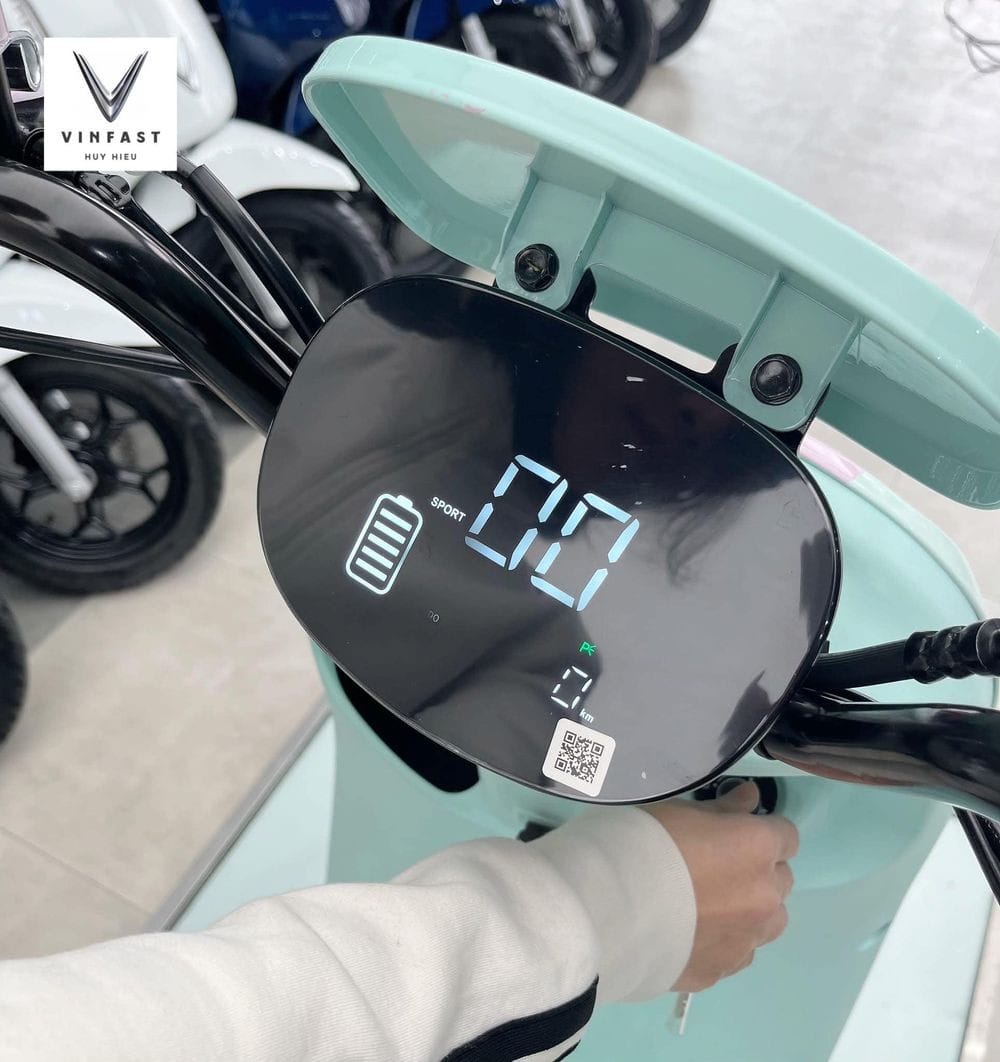 Màn hình đồng hồ điện tử HMI LED Color trên xe máy điện VinFast