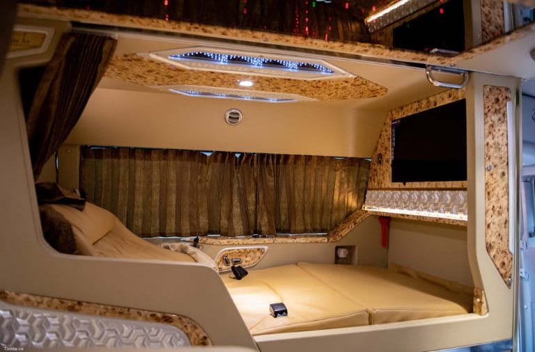 Màn hình giải trí đa phương tiện riêng biệt trong khoang nghỉ của xe limousine Đông Hưng khi chọn hạng vé thương gia cho hành trình về Bình Thuận