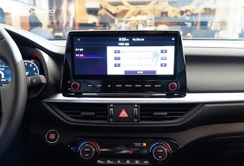Màn hình giải trí trung tâm 10.25 inch trên Kia K3 Premium, tích hợp nhiều tính năng công nghệ hiện đại.