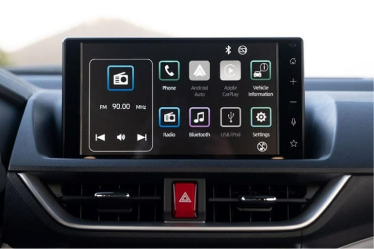 Màn hình giải trí trung tâm 9 inch trên Toyota Veloz nội thất bản CVT TOP, tích hợp nhiều tính năng.