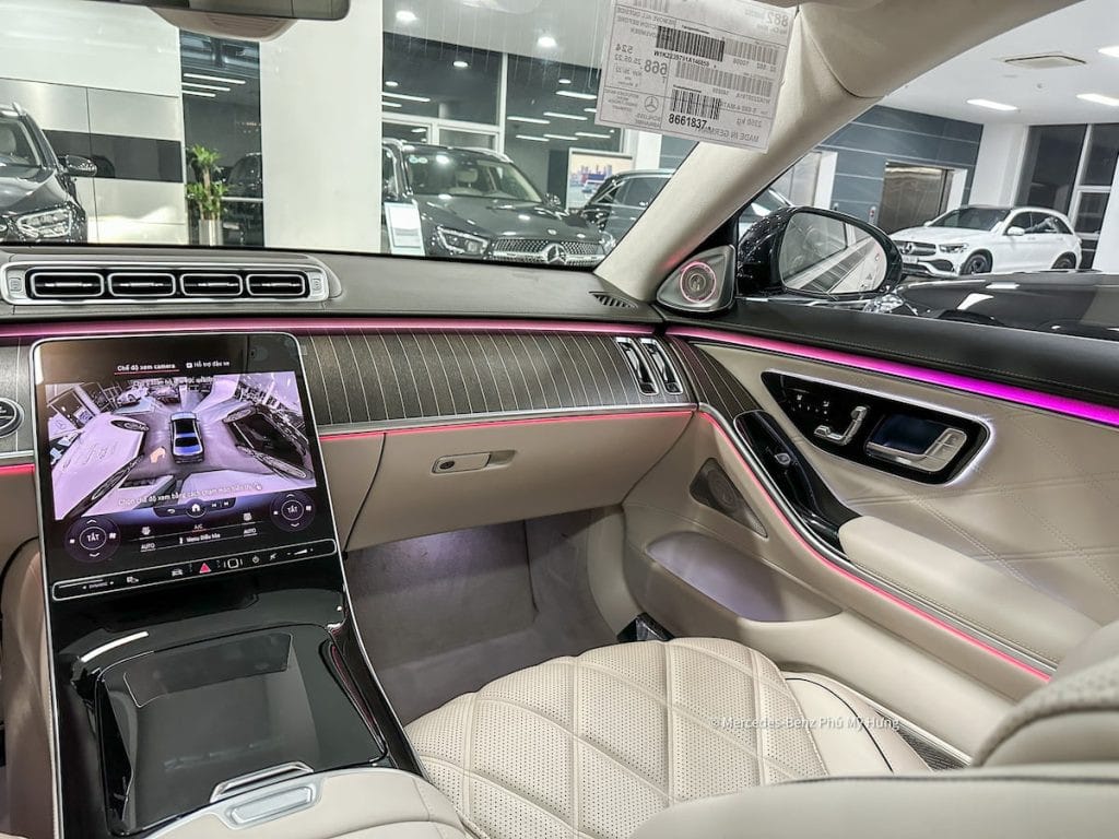 Màn hình giải trí trung tâm MBUX đặt dọc trên Maybach S680, hiển thị thông tin sắc nét và dễ dàng thao tác