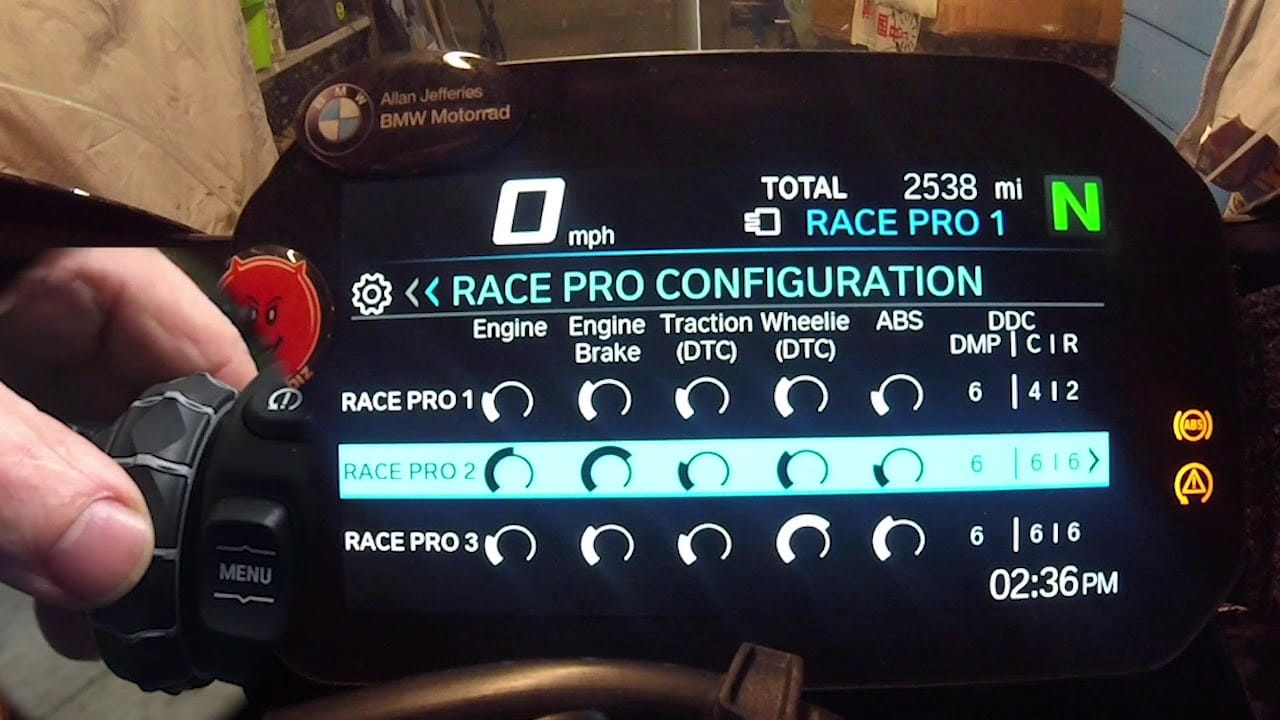 Màn hình hiển thị các chế độ lái (Rain, Road, Dynamic, Race, Race Pro) của BMW S1000RR