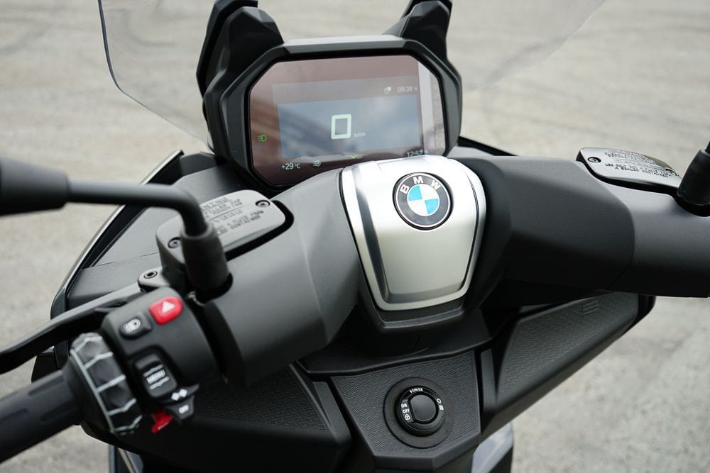 Màn hình màu TFT 6,5 inch hiện đại trên xe tay ga BMW