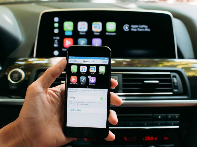 Màn hình ô tô hiển thị giao diện CarPlay không dây với các biểu tượng ứng dụng