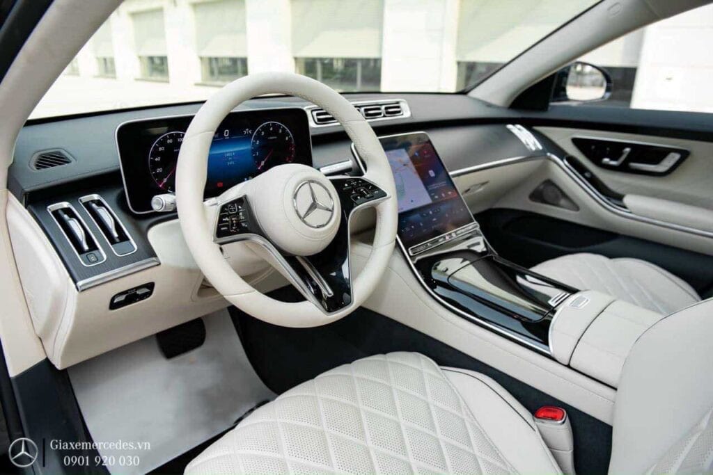 Màn hình trung tâm và khu vực điều khiển của Mercedes S450 Luxury