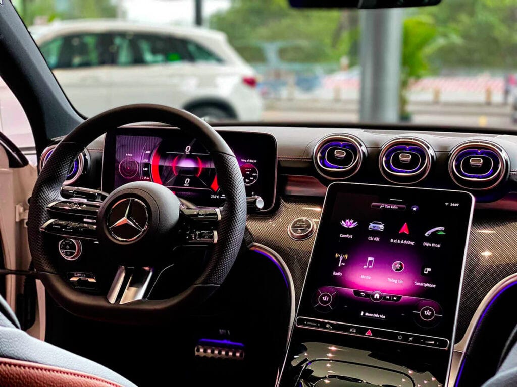 Màn hình trung tâm và tiện nghi điều hòa trên **C300 AMG**