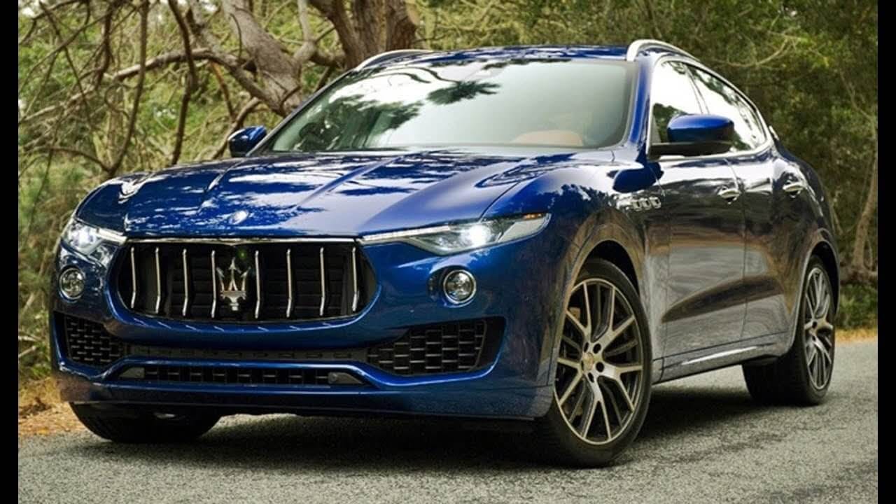 Maserati Ghibli màu xanh dương, thể hiện sự thanh lịch và sức mạnh đặc trưng của hãng xe Ý