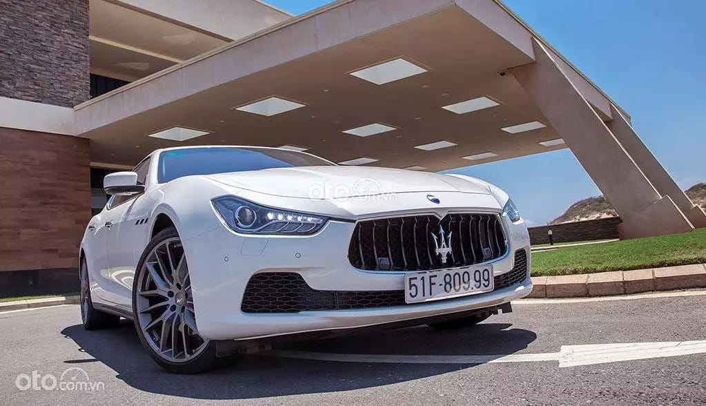 Maserati Ghibli sedan màu trắng tinh tế, phong cách Ý