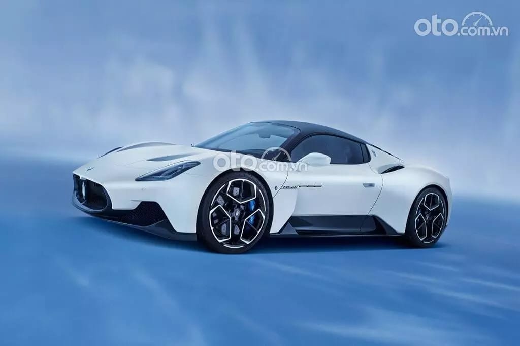 Maserati MC20 màu xanh dương thể thao trên đường đua