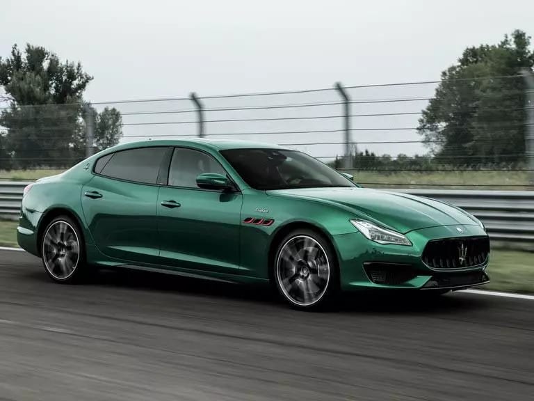 Maserati Quattroporte sedan hạng sang màu đen bóng