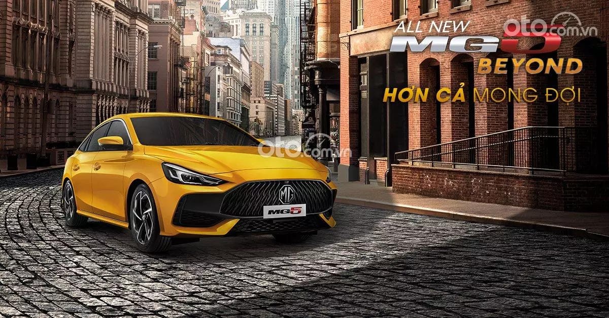 Mặt bên của xe sedan MG5 màu vàng, nổi bật với đường nét thể thao