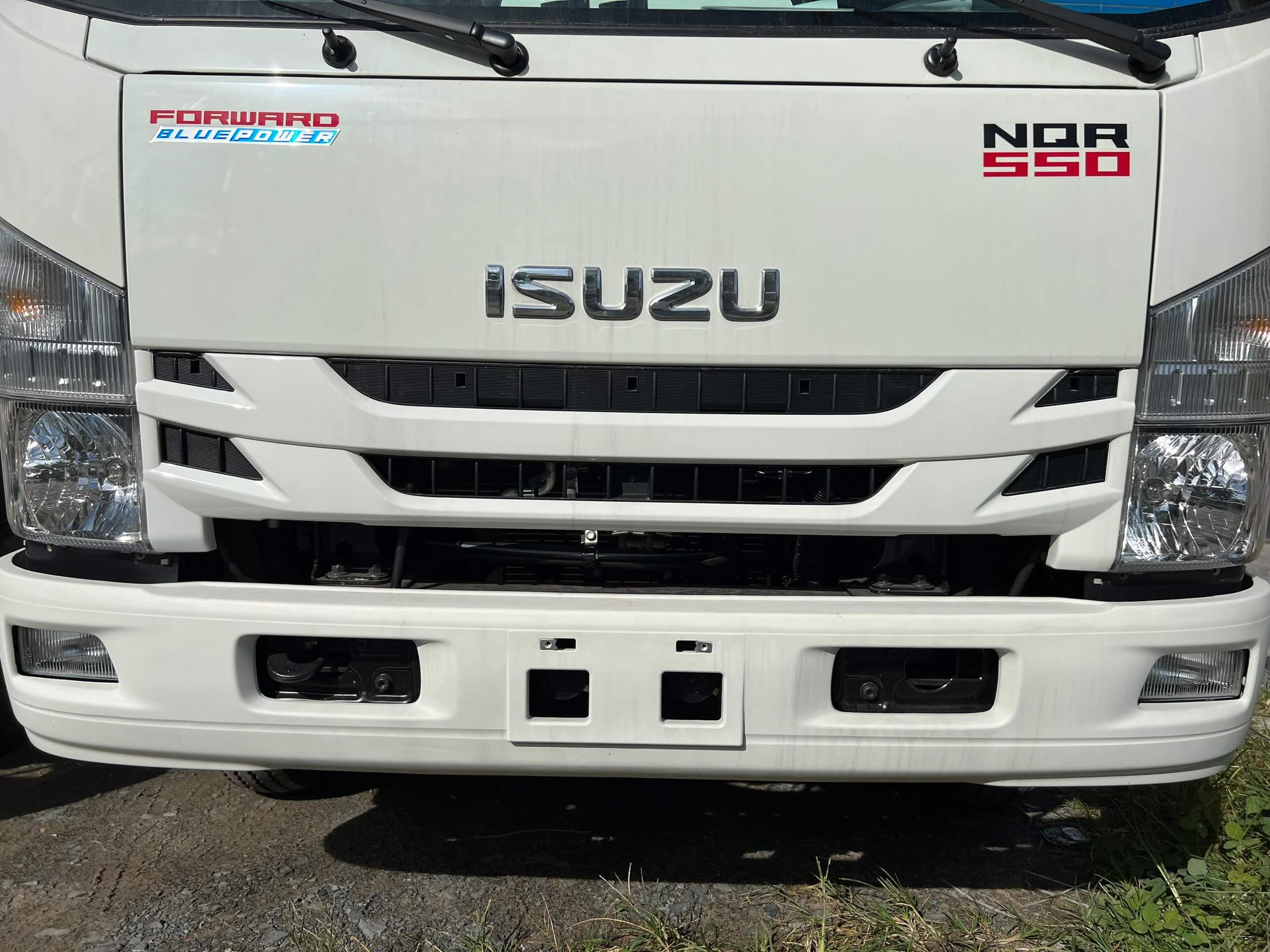 Mặt ga lăng hiện đại của xe tải Isuzu 5 tấn NQR
