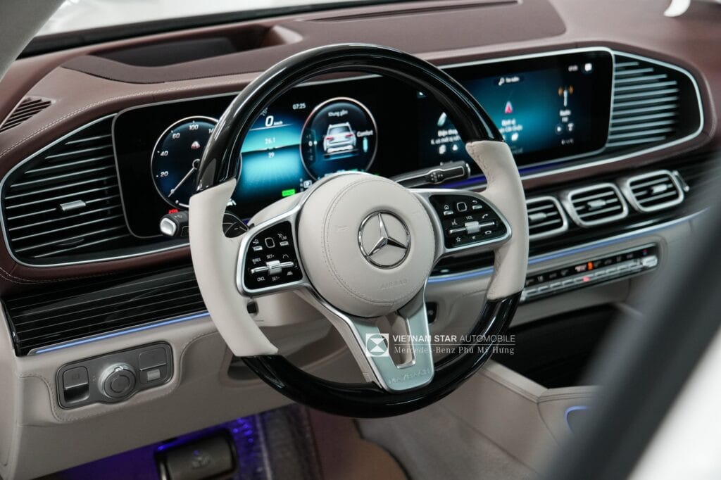 Mặt táp-lô bọc da Nappa và ốp gỗ tinh xảo trên GLS 480 Maybach