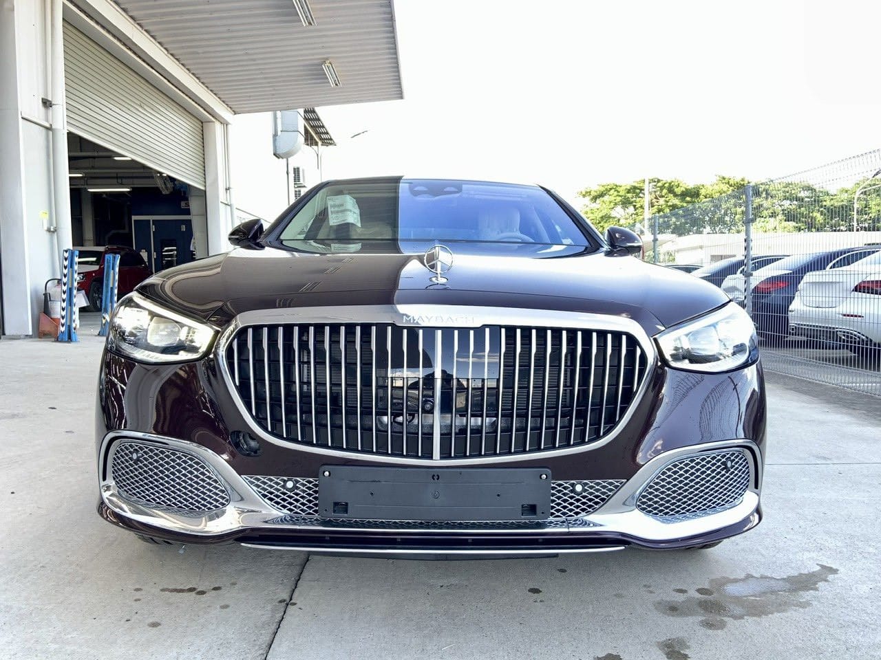 Mặt trước của xe Mercedes-Maybach S650 sang trọng với lưới tản nhiệt mạ chrome và đèn pha Digital Light hiện đại, thể hiện đẳng cấp vượt trội.