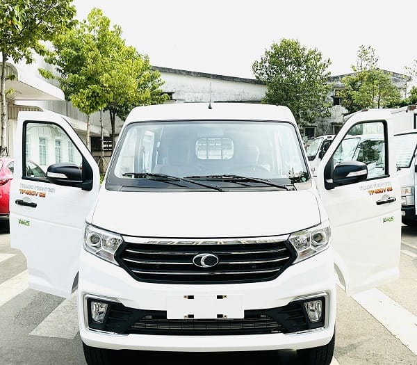 Mặt trước của xe van Thaco Frontier TF, nổi bật hệ thống đèn pha và lưới tản nhiệt