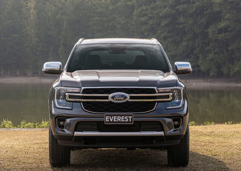 Mặt trước Ford Everest 7 chỗ mạnh mẽ với lưới tản nhiệt lớn