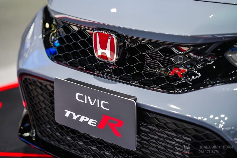 Mặt trước Honda Civic Type R 2023 với logo đỏ và huy hiệu R đặc trưng