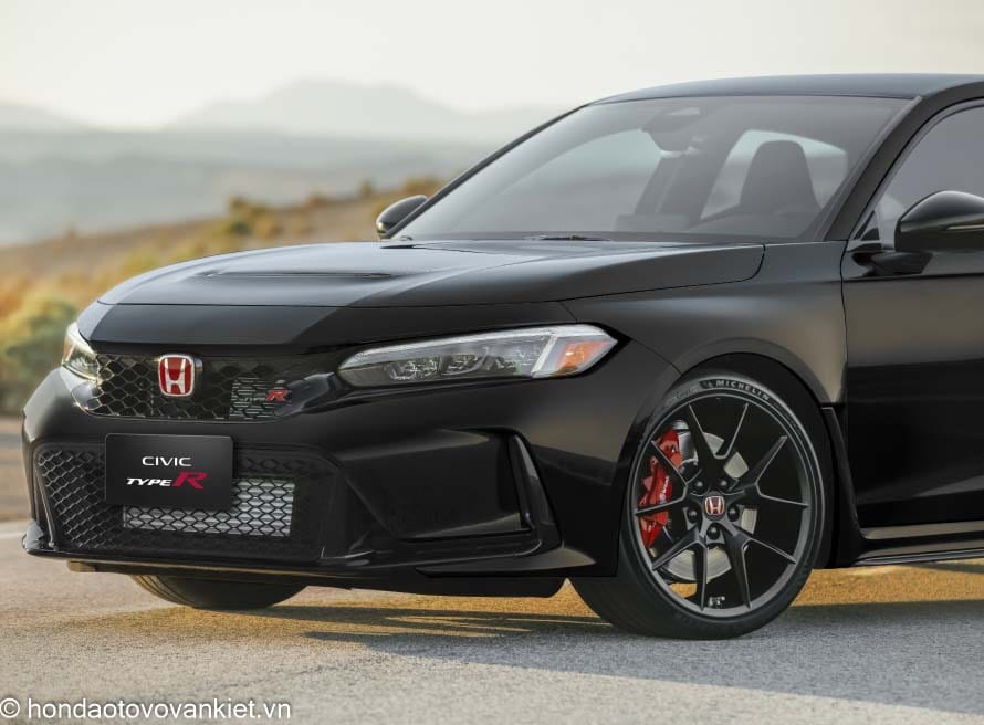 Mặt trước xe Honda Civic Type R với lưới tản nhiệt tổ ong và logo đỏ