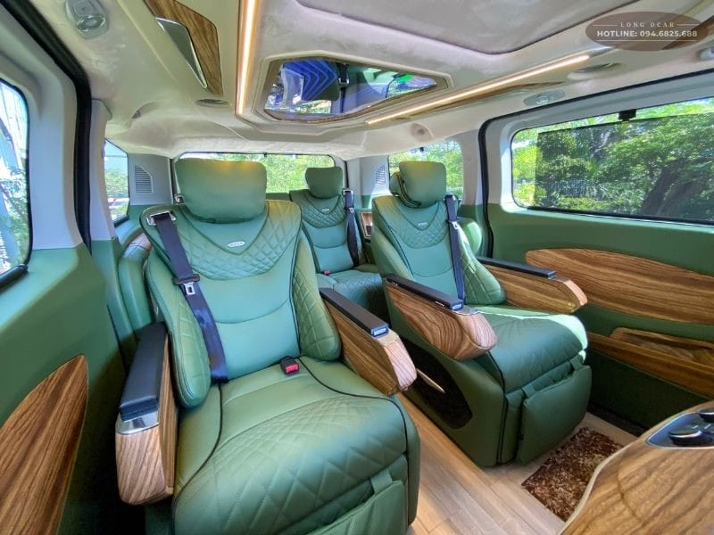 Mẫu Ford Tourneo Limousine DCar Limited với thiết kế tinh tế, thể hiện giá trị của xe limousine 7 chỗ