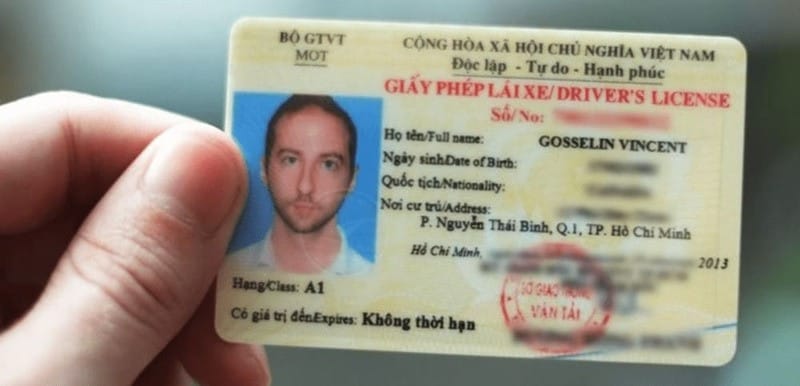 Mẫu giấy phép lái xe hạng A1 với thông tin chi tiết trên nền vàng rơm