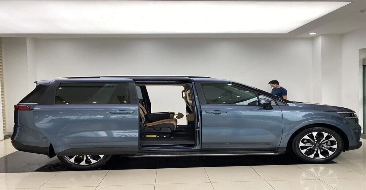 Mẫu KIA Carnival 7 chỗ sang trọng màu đen đang di chuyển trên đường, thể hiện sự đẳng cấp và không gian rộng rãi, là một lựa chọn cao cấp trong phân khúc xe 7 chỗ của KIA.