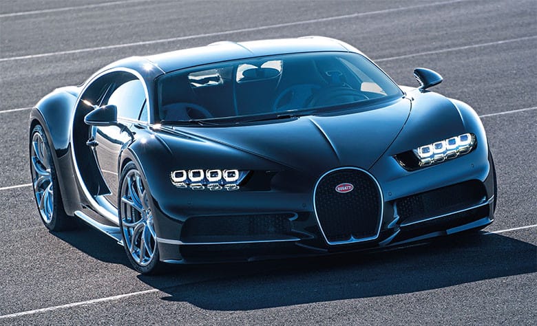 Mẫu siêu xe Bugatti Chiron màu xanh đang di chuyển, biểu tượng cho giá trị xe Bugatti đắt đỏ