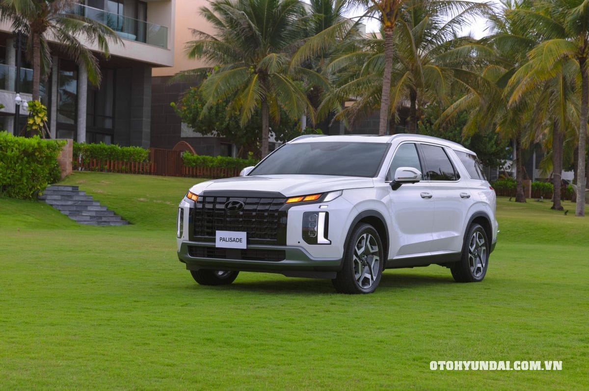 Mẫu SUV cỡ lớn xe ô tô Hyundai Palisade màu trắng, nổi bật với lưới tản nhiệt chrome và đèn pha LED.
