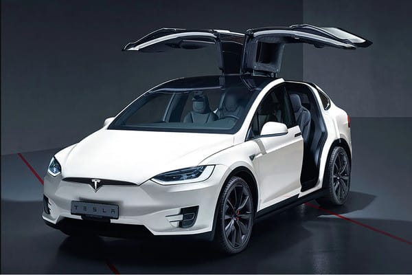 Mẫu SUV điện Tesla Model X màu trắng với cửa cánh chim Falcon Wing độc đáo, nổi bật cùng các công nghệ tương tự Tesla Model S