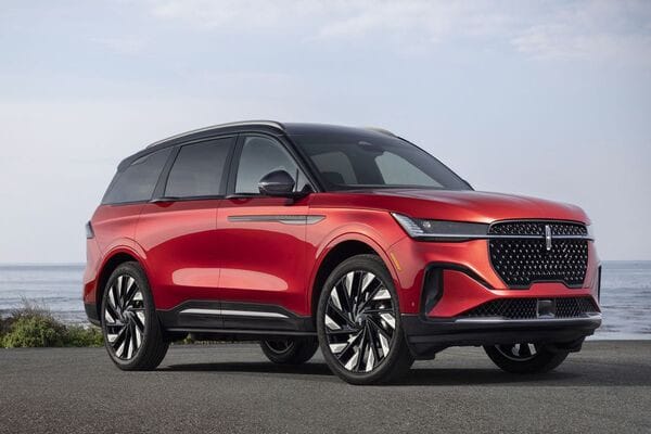 Mẫu SUV Lincoln Nautilus màu đen sang trọng