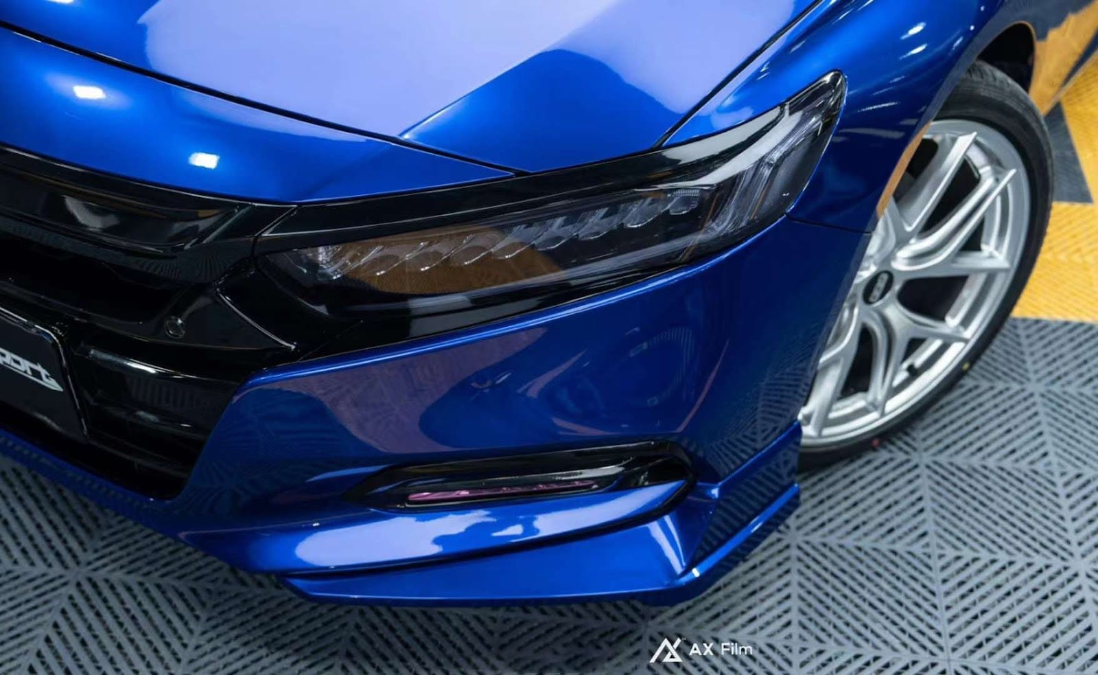 Màu xanh dương đậm của Honda Accord, biểu tượng của sự ổn định và hài hòa cho những ai sinh vào tháng 6