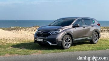 Mẫu xe 7 chỗ Honda CR-V 2022 màu bạc đang đậu trên đường phố
