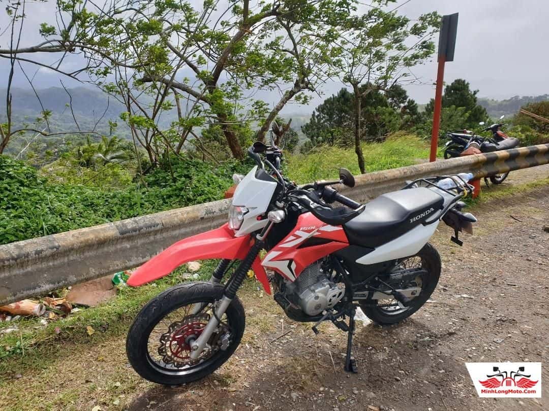 Mẫu xe cào cào Honda XR150L màu đỏ trắng, với thiết kế nhỏ gọn, phù hợp cho nhiều đối tượng