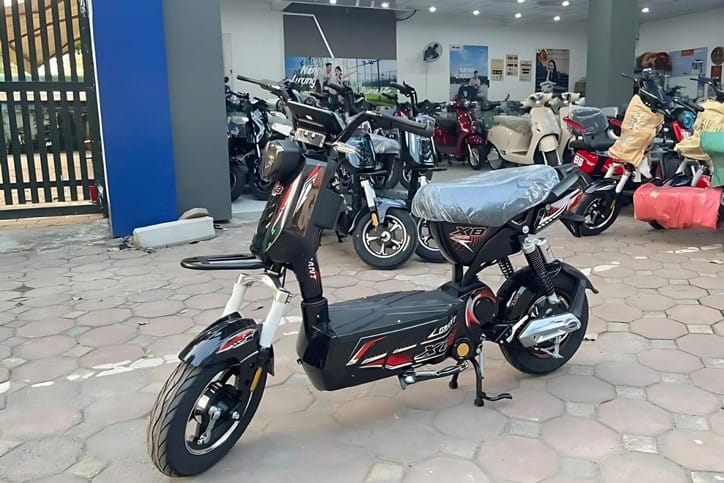 Mẫu xe đạp điện M133 Grant màu đen bóng bẩy, nổi bật tính mạnh mẽ và bền bỉ, là một lựa chọn tốt khi cân nhắc giá xe đạp điện mới nhất cho sinh viên.