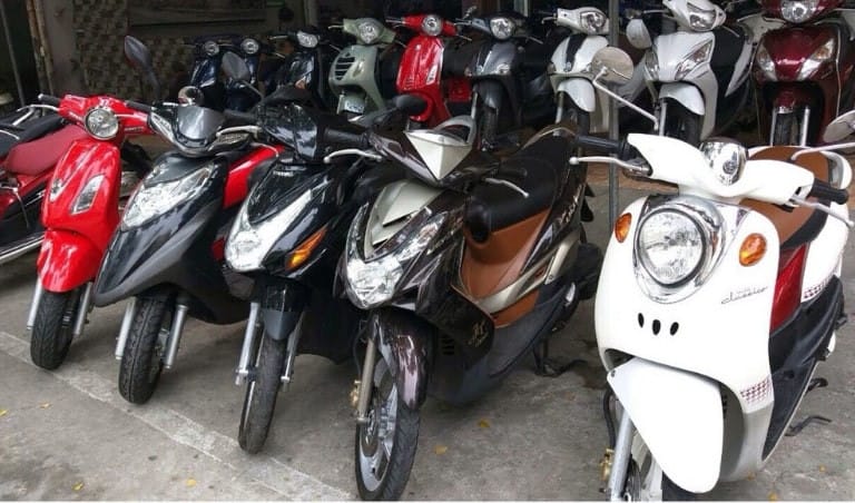 Mẫu xe ga màu đỏ và xe số màu xanh đang đỗ, sẵn sàng cho thuê tại Vũng Tàu