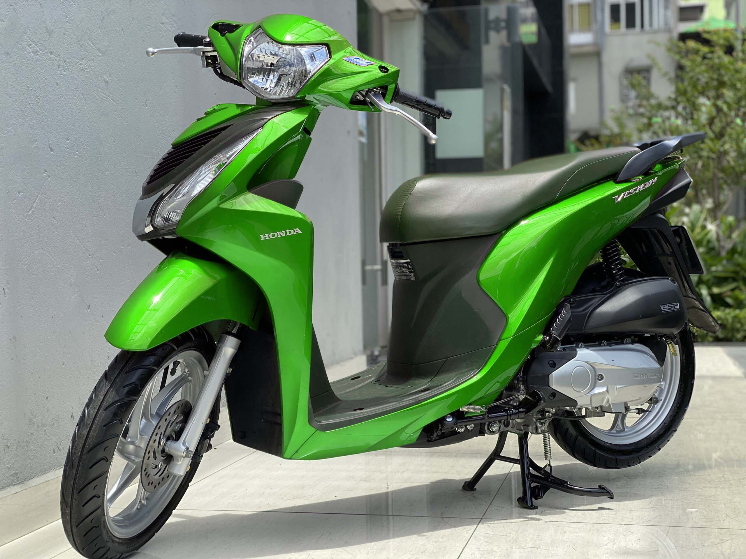 Mẫu xe Honda Vision màu xanh bóng (glossy) sau khi dán đổi màu, tạo vẻ ngoài tươi mới và nổi bật.