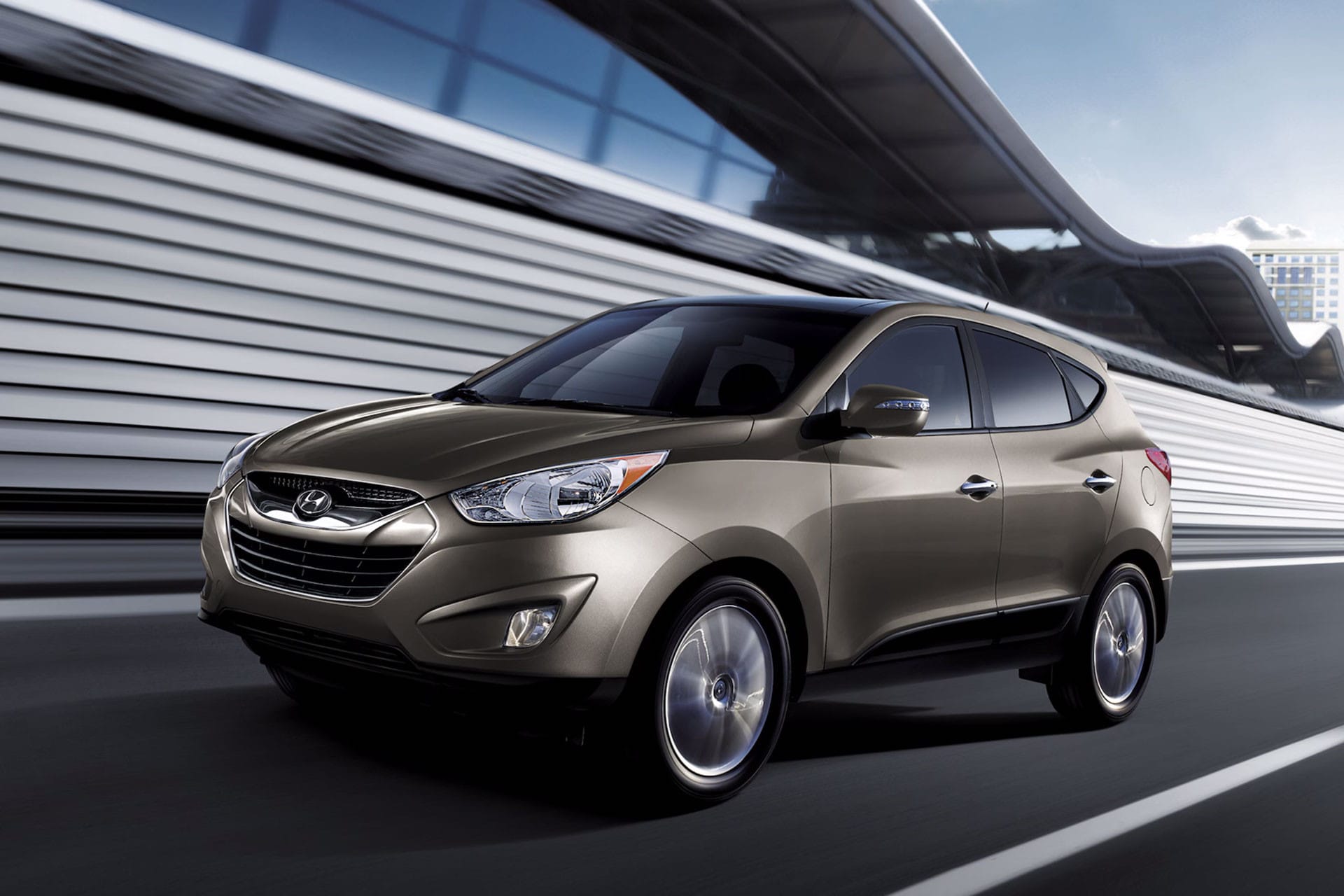 Mẫu xe Hyundai Tucson màu bạc, một trong những màu xe tuổi Mậu Ngọ 1978 nên tránh theo phong thủy