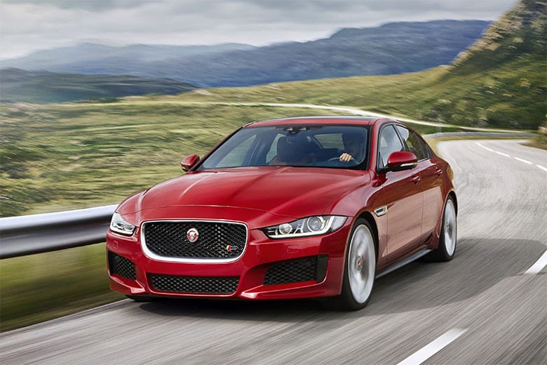 Mẫu xe Jaguar XE màu trắng bạc, một trong những dòng xe bán chạy của hãng xe Anh Quốc.