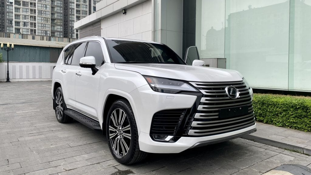 Mẫu xe Lexus LX600 7 chỗ màu trắng sang trọng nhìn từ phía trước, nổi bật lưới tản nhiệt hình con suốt.