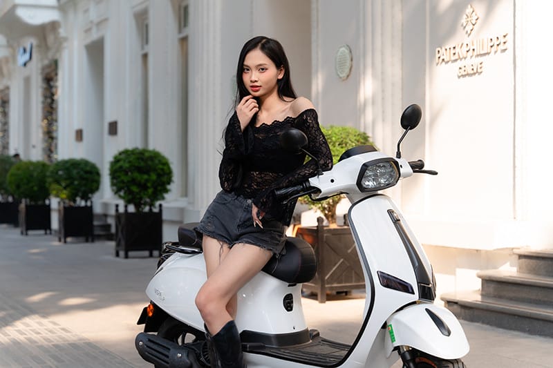 Mẫu xe máy 50cc OSAKAR Nispa Vera P với thiết kế mềm mại, gợi cảm hứng từ Vespa, thể hiện sự kết hợp giữa phong cách và khả năng vận hành của xe 50cc.