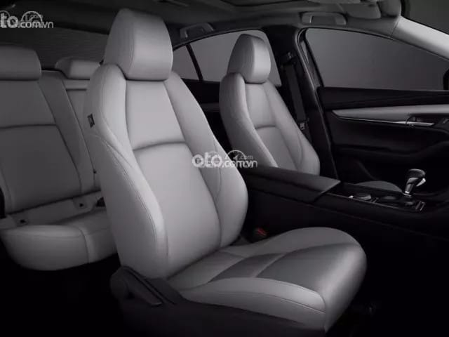 Mẫu xe Mazda 3 2019 cũ màu trắng đang được trưng bày để bán.