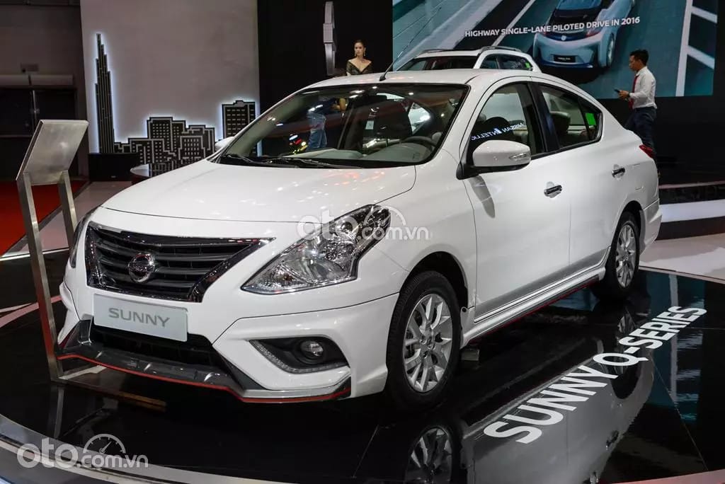 Mẫu xe Nissan Sunny màu trắng đang đỗ trên đường phố, thể hiện vẻ ngoài sedan quen thuộc.