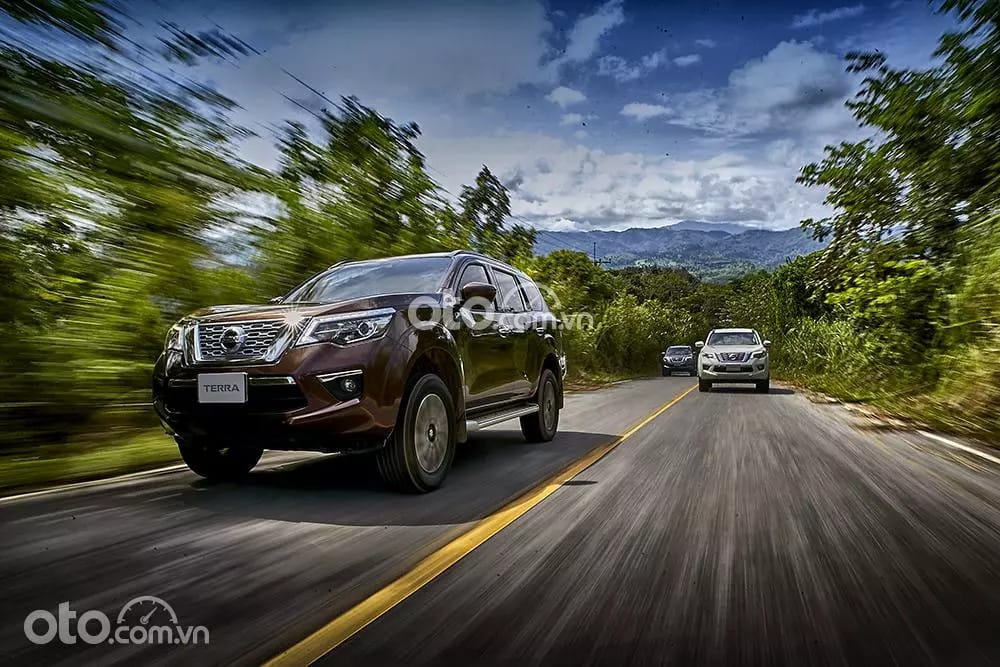 Mẫu xe Nissan Terra SUV 7 chỗ màu trắng đang đỗ trên đường, thể hiện vẻ ngoài mạnh mẽ và hiện đại.
