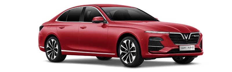 Mẫu xe ô tô VinFast Lux A2.0 màu trắng sáng bóng được trưng bày trong showroom, biểu tượng của sự sang trọng và công nghệ.