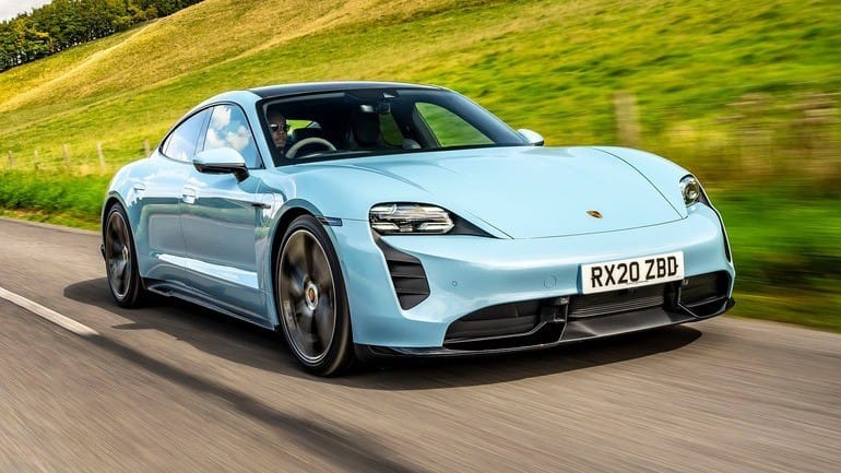 Mẫu xe Porsche 911 màu đỏ tươi, một biểu tượng của xe thể thao, đậu trên đường đua